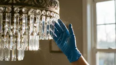 Prach z lustra zmizne za pár minút: rýchla metóda bez demontáže stropných krytov