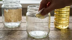 Ako jemne odstrániť stopy po nálepkách zo skla a plastu za 5–10 minút bez šmúh 