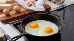 Prečo je potrebné používať studenú panvicu na prípravu dokonalých miešaných vajec: technika, ktorá zmení vaše rána