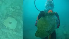 Na dne leží ešte jedno mesto. V odleskoch krištáľovo čistej vody sú vidieť domy a ulice. Predmety rozptýlené v blízkosti budov. V ktorom storočí sa potopilo pod vodu? Prečo? Čo nachádzajú archeológovia?