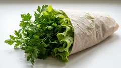 Táto jednoduchá papierová utierka udrží vaše bylinky čerstvé viac ako 10 dní a ušetrí vám starosti spojené so skladovaním zeleniny v priehradke na zeleninu.