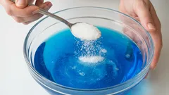 Kombinácia cukru s čistiacim prostriedkom: dôvody odporúčania a oblasti použitia.