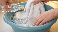  Večer namočím kuchynské utierky a rukavice na pečenie: ráno sú bezchybne čisté, zmiznú dokonca aj staré mastné škvrny.