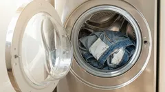 Je potrebné pri praní obracať džínsy naruby? Počúvajme odborníkov