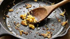 Častá kuchárska chyba: prečo nie je drevená lyžica tou najlepšou voľbou na prípravu miešaných vajec.