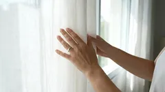 Namiesto toho, aby ste ho naliali do pohára, nalejte ho do práčky. Vaše sivé závesy budú ako nové.