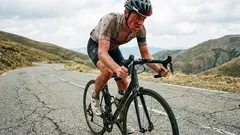 Prečo sa mnohí ľudia pri jazde na bicykli príliš rýchlo unavia a ako správne tempo výrazne zlepšuje výdrž.