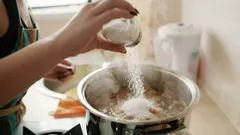 Ako zachrániť príliš slanú polievku? Pridajte do nej plátok tohto ovocia a varte 10 minút.