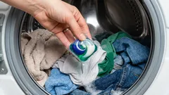  Používa väčšina ľudí kapsuly na pranie nesprávne? Uistite sa, že sa dobre rozpúšťajú a nezničia vaše oblečenie