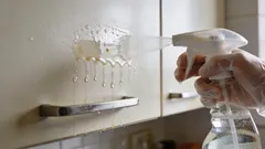 Ako vyčistiť kuchynský čelný panel od mastnoty za 10 minút bez sódy: jednoduchý domáci prostriedok bez drahých chemikálií