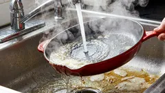 Mnohé gazdinky nesprávne umývajú mastné panvice: zapamätajte si jednoduchý spôsob, ako rýchlo umyť riad