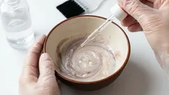 Čo pridať do farby na vlasy: málo známy trik kaderníkov, ktorý zaručuje trvácnosť farby