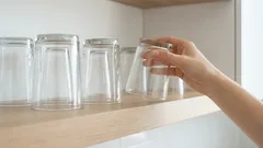 Prečo by sa poháre a šálky mali skladovať hore dnom: zapamätajte si to na celý život