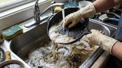 Ručné umývanie riadu znečisťuje vodu a pôdu.