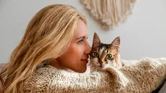 Bude mačka za vami smútiť, ak ju dáte preč – prečo „rýchlo si zvykla“ neznamená „nemilovala“