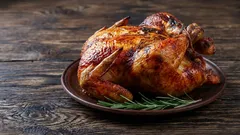  Čím dochutiť kurča, aby bolo mäso šťavnaté a jemné: tri najlepšie marinády na pečenie v rúre