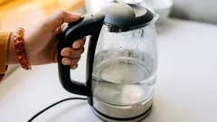 Prečo by sa voda nemala variť dvakrát: dôvod, ktorý je nevyhnutný